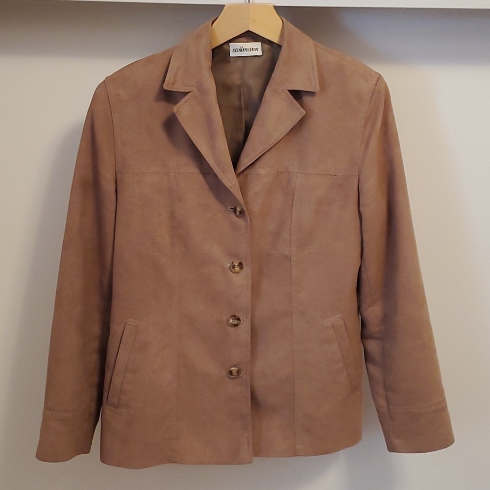Steilmann faux suede jacket. Tan (light brown). Closes with buttons. Size M.